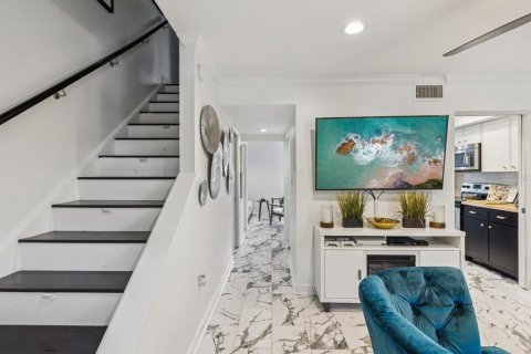 Townhouse in Saint Petersburg, Florida 2 bedrooms, 95.69 sq.m. № 2156860 - photo 5