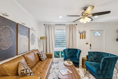 Townhouse in Saint Petersburg, Florida 2 bedrooms, 95.69 sq.m. № 2156860 - photo 4