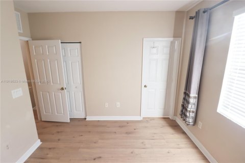 Townhouse in Homestead, Florida 3 bedrooms, 123.1 sq.m. № 1974765 - photo 19