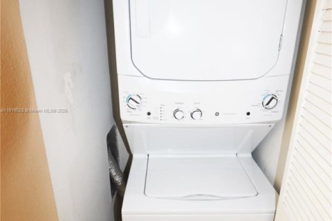 Townhouse in Homestead, Florida 3 bedrooms, 123.1 sq.m. № 1974765 - photo 12