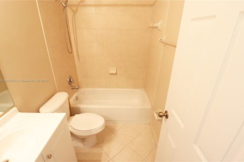 Townhouse in Homestead, Florida 3 bedrooms, 123.1 sq.m. № 1974765 - photo 23