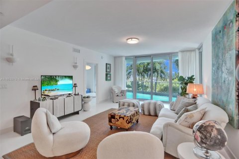 Condo in Miami, Florida, 2 bedrooms  № 1888907 - photo 1