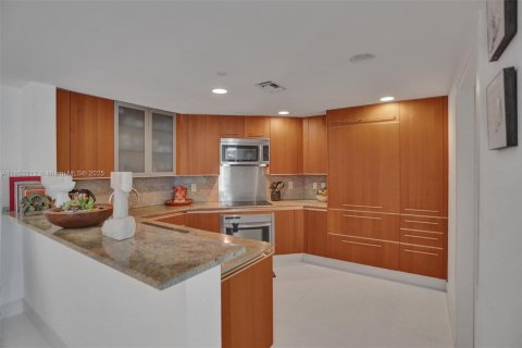 Condo in Miami, Florida, 2 bedrooms  № 1888907 - photo 19