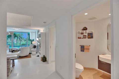Condo in Miami, Florida, 2 bedrooms  № 1888907 - photo 8