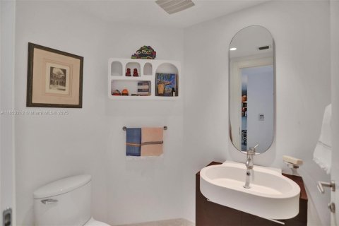 Condo in Miami, Florida, 2 bedrooms  № 1888907 - photo 9