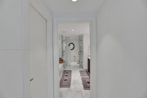 Condo in Miami, Florida, 2 bedrooms  № 1888907 - photo 28