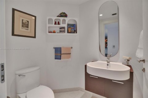Condo in Miami, Florida, 2 bedrooms  № 1888907 - photo 10