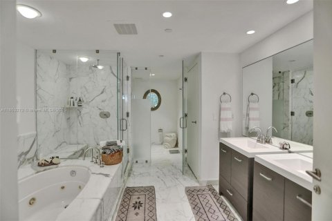 Condo in Miami, Florida, 2 bedrooms  № 1888907 - photo 29