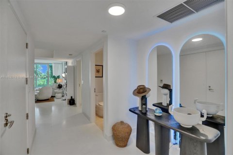 Condo in Miami, Florida, 2 bedrooms  № 1888907 - photo 7