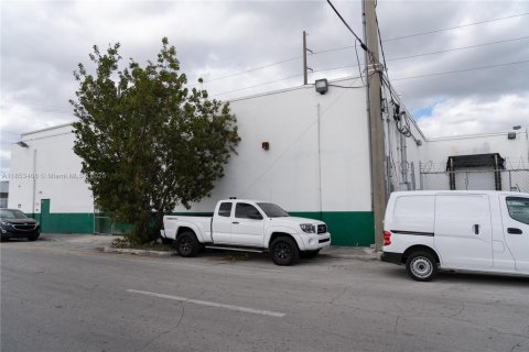 Commercial property in Miami, Florida № 1979921 - photo 8