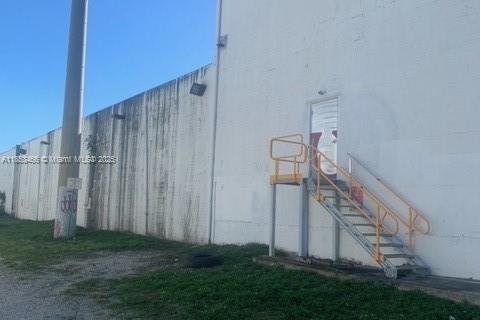 Commercial property in Miami, Florida № 1979921 - photo 11