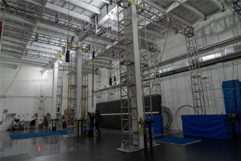 Commercial property in Miami, Florida № 1979921 - photo 16