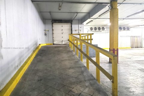 Commercial property in Miami, Florida № 1979921 - photo 29