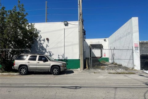 Commercial property in Miami, Florida № 1979921 - photo 9