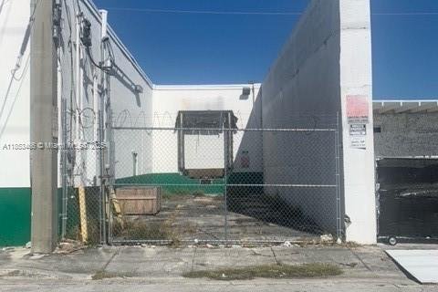 Commercial property in Miami, Florida № 1979921 - photo 10