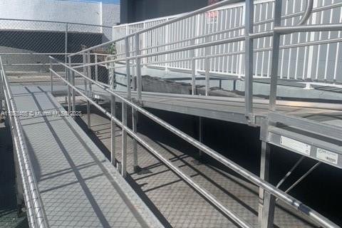 Commercial property in Miami, Florida № 1979921 - photo 5