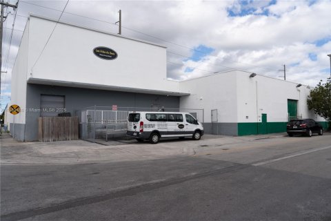 Commercial property in Miami, Florida № 1979921 - photo 2