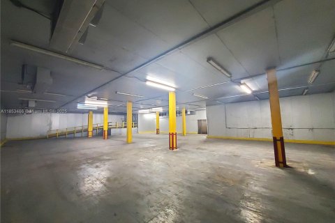 Commercial property in Miami, Florida № 1979921 - photo 28