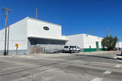 Commercial property in Miami, Florida № 1979921 - photo 4