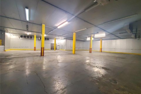 Commercial property in Miami, Florida № 1979921 - photo 27