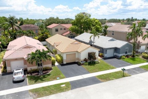 House in Pembroke Pines, Florida 3 bedrooms, 130.34 sq.m. № 1890061 - photo 22