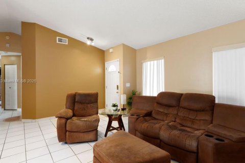 House in Pembroke Pines, Florida 3 bedrooms, 130.34 sq.m. № 1890061 - photo 3