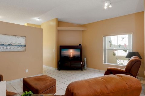 House in Pembroke Pines, Florida 3 bedrooms, 130.34 sq.m. № 1890061 - photo 2