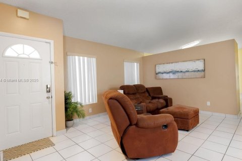 House in Pembroke Pines, Florida 3 bedrooms, 130.34 sq.m. № 1890061 - photo 5