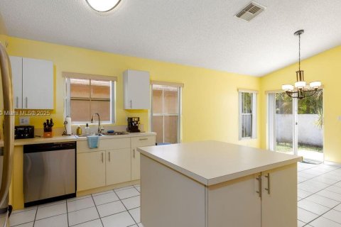 House in Pembroke Pines, Florida 3 bedrooms, 130.34 sq.m. № 1890061 - photo 4
