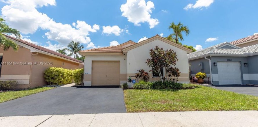 House in Pembroke Pines, Florida 3 bedrooms, 130.34 sq.m. № 1890061