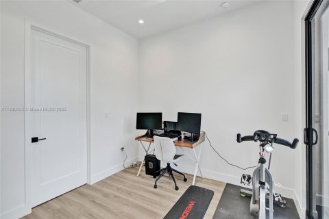 Casa en venta en Miami, Florida, 5 dormitorios, 263.56 m2 № 1806445 - foto 25