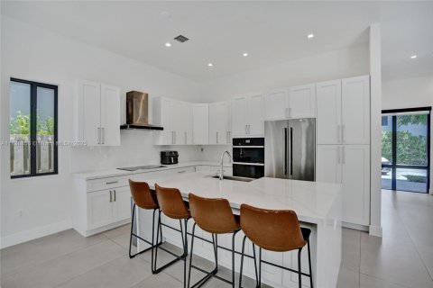 Casa en venta en Miami, Florida, 5 dormitorios, 263.56 m2 № 1806445 - foto 4