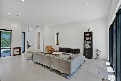 Casa en venta en Miami, Florida, 5 dormitorios, 263.56 m2 № 1806445 - foto 10