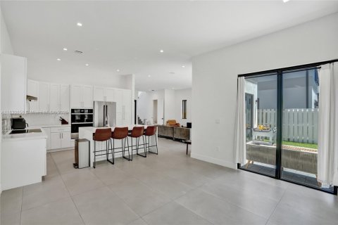 Casa en venta en Miami, Florida, 5 dormitorios, 263.56 m2 № 1806445 - foto 7