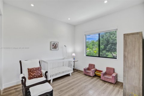 Casa en venta en Miami, Florida, 5 dormitorios, 263.56 m2 № 1806445 - foto 27