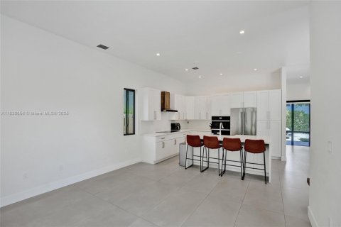 Casa en venta en Miami, Florida, 5 dormitorios, 263.56 m2 № 1806445 - foto 9