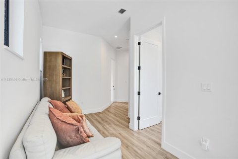 Casa en venta en Miami, Florida, 5 dormitorios, 263.56 m2 № 1806445 - foto 26