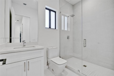 Casa en venta en Miami, Florida, 5 dormitorios, 263.56 m2 № 1806445 - foto 30