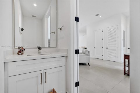Casa en venta en Miami, Florida, 5 dormitorios, 263.56 m2 № 1806445 - foto 19