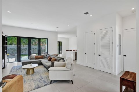Casa en venta en Miami, Florida, 5 dormitorios, 263.56 m2 № 1806445 - foto 11