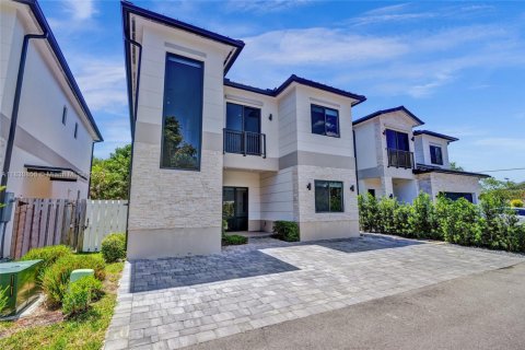 Casa en venta en Miami, Florida, 5 dormitorios, 263.56 m2 № 1806445 - foto 1