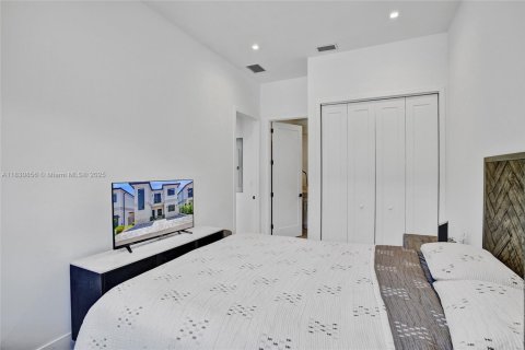 Casa en venta en Miami, Florida, 5 dormitorios, 263.56 m2 № 1806445 - foto 17