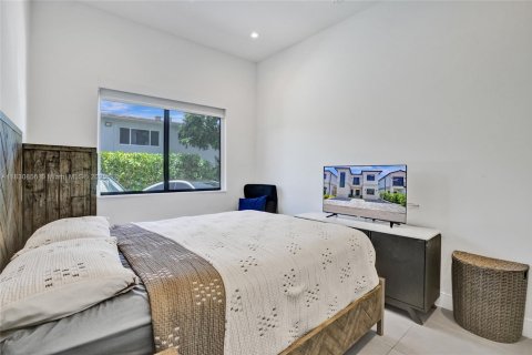 Casa en venta en Miami, Florida, 5 dormitorios, 263.56 m2 № 1806445 - foto 15