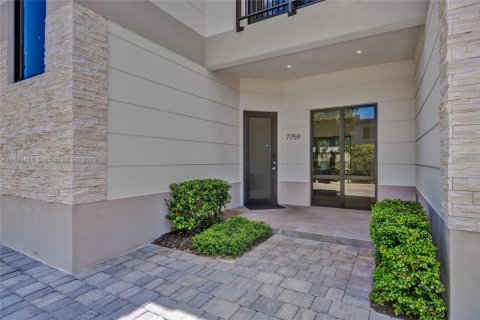 Casa en venta en Miami, Florida, 5 dormitorios, 263.56 m2 № 1806445 - foto 2