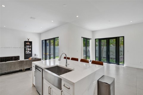 Casa en venta en Miami, Florida, 5 dormitorios, 263.56 m2 № 1806445 - foto 5