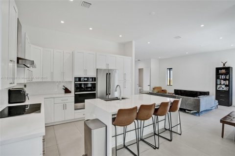Casa en venta en Miami, Florida, 5 dormitorios, 263.56 m2 № 1806445 - foto 3