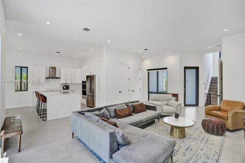 Casa en venta en Miami, Florida, 5 dormitorios, 263.56 m2 № 1806445 - foto 13