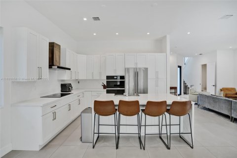 Casa en venta en Miami, Florida, 5 dormitorios, 263.56 m2 № 1806445 - foto 8