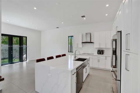 Casa en venta en Miami, Florida, 5 dormitorios, 263.56 m2 № 1806445 - foto 6