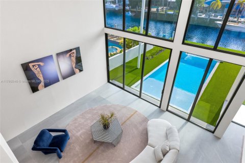 House in Fort Lauderdale, Florida 6 bedrooms, 419.08 sq.m. № 1728130 - photo 11
